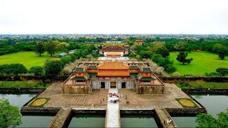 Nhìn từ trên cao, Đại Nội Huế hiện lên rực rỡ, tỏa sáng giữa thành phố di sản. 