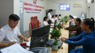 Người dân tới Trung tâm Phục vụ hành chính công phường Thành Nam (Ninh Bình) để giải quyết thủ tục hành chính.