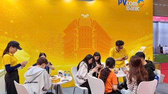 Gian hàng PVcomBank thu hút đông đảo sự quan tâm của khách tham quan Triển lãm
