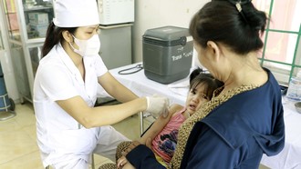 Tiêm vaccine cho trẻ em tại Trạm Y tế xã Tề Lỗ, tỉnh Phú Thọ. (Ảnh minh họa)