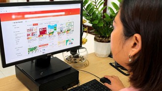 Người tiêu dùng tìm hiểu về các sản phẩm chăm sóc sức khỏe trên mạng.