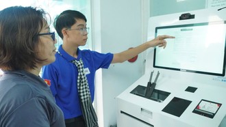 Đoàn viên thanh niên phường Tân Hưng hướng dẫn người dân sử dụng công nghệ số trong nộp hồ sơ hành chính trực tuyến.