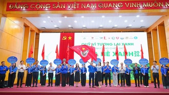 Đại diện Đoàn Thanh niên các đơn vị tham gia sự kiện ra quân Chiến dịch Mùa hè Xanh 2026 cùng sự đồng hành của Quỹ Vì tương lai xanh. Ảnh: QVTLX.