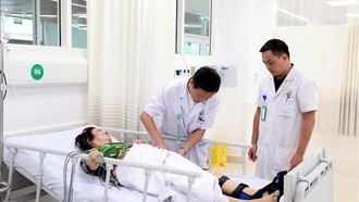 Các bác sĩ khám cho người bệnh tại Bệnh viện Hữu nghị Việt Đức cơ sở Ninh Bình. 