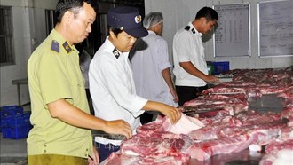 Lực lượng chức năng Hà Nội kiểm tra thịt lợn lưu thông ngoài thị trường. 