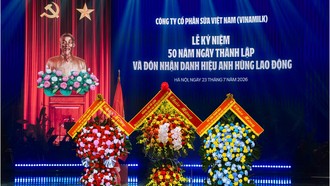 Vinamilk vô cùng vinh dự và tự hào được đón nhận những lẵng hoa chúc mừng từ lãnh đạo, nguyên lãnh đạo Đảng và Nhà nước (Ảnh: Minh Anh).
