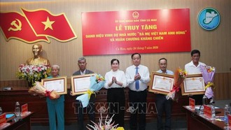 Ông Huỳnh Quốc Việt, Phó Bí thư thường trực Tỉnh ủy và bà Lê Thị Nhung, Phó Chủ tịch Thường trực HĐND tỉnh Cà Mau trân trọng trao tặng Danh hiệu vinh dự Nhà nước "Bà mẹ Việt Nam Anh hùng" cho thân nhân 4 Bà mẹ Việt Nam Anh hùng được Chủ tịch nước truy tặng. 