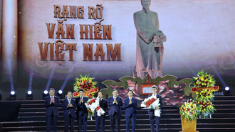 Phó Thủ tướng Thường trực Chính phủ Phạm Gia Túc tặng hoa chúc mừng lãnh đạo tỉnh Hưng Yên và tặng hoa Trưởng Đại diện UNESCO tại Hà Nội