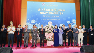 Lãnh đạo Bộ Y tế chúc mừng Cục quản lý Dược nhân kỷ niệm 30 năm thành lập.