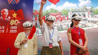 Công chúng trải nghiệm triển lãm “Trở về thời khắc thiêng liêng” thông qua công nghệ thực tế ảo.