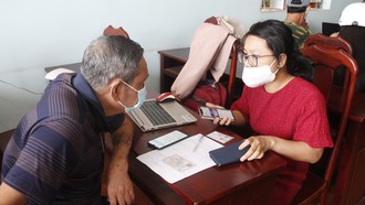 Người cao tuổi được hướng dẫn kiểm tra lương hưu qua tài khoản ngân hàng.