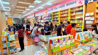Khu vực bày bán SGK tại Fahasa Tân Định thu hút nhiều phụ huynh và học sinh. (Ảnh minh họa)