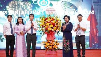 Lãnh đạo Sở Văn hóa, Thể thao và Du lịch Hà Nội tặng hoa chúc mừng trường THCS Ngô Sĩ Liên.
