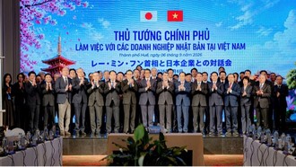 Thủ tướng Lê Minh Hưng chụp ảnh lưu niệm cùng các đại biểu.