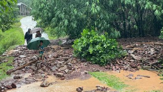 Điểm sạt lỡ đoạn qua ngầm tràn thôn A Vao, xã Tà Rụt.