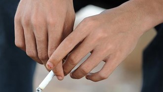 Hút thuốc có thể làm gia tăng cảm giác cô đơn