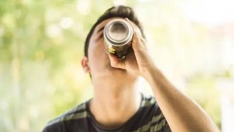 Báo động nguy cơ sức khỏe từ nước tăng lực đối với trẻ em