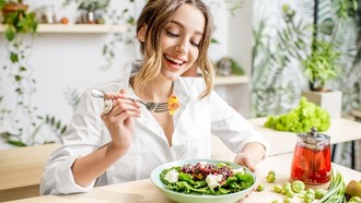 Thói quen ăn uống ảnh hưởng như thế nào đến não bộ và sức khỏe tâm thần
