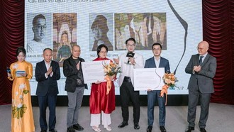 Hai họa sĩ trẻ Lâm Gia Huấn và Nguyễn Nguyệt Anh (cầm hoa và giải thưởng) tại lễ trao Giải thưởng Con đường Thiên Lý. Ảnh: BTC