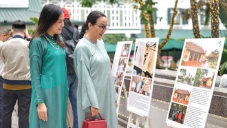 Du khách ngạc nhiên khi tìm hiểu về một dòng tranh dân gian nổi bật của xứ Huế. Ảnh: BTC