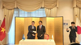 Lễ ký kết dự án "Tăng cường năng lực của Việt nam về cảnh báo sớm, giảm thiểu rủi ro thiên tai và đảm bảo môi trường học tập an toàn". Ảnh: Nguyệt Linh