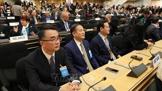 Đại tá Trần Viết Trung - Phó Chánh Văn phòng cơ quan thường trực về nhân quyền Chính phủ (ngoài cùng bên trái) cùng đoàn đại biểu Việt Nam tham dự phiên khai mạc. Ảnh: Anh Hiển