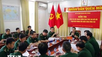 Đoàn công tác tiến hành kiểm tra tại Trạm Biên phòng Cửa khẩu cảng Vũng Tàu. (Ảnh: TTXVN phát) 