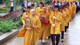 Thực hiện các nghi thức trong ngày khai hội. 