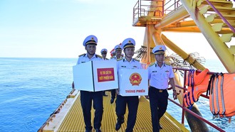 Tổ bầu cử mang thùng phiếu và vật tư trang bị lên nhà giàn DK1/9. Ảnh: Văn Đường