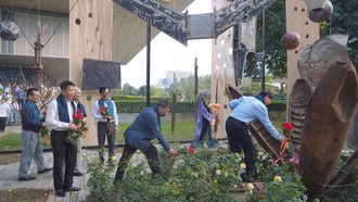 Đặt hoa tưởng niệm tại không gian nghệ thuật "Chiến tranh & Hòa bình". Ảnh: BTC