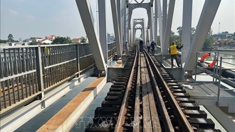 Công nhân đường sắt nỗ lực khắc phục sự cố cầu Ghềnh sau khi xảy ra tai nạn khiến tuyến đường sắt Bắc - Nam gián đoạn. Ảnh: Sỹ Tuyên