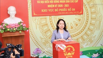 Phó Chủ tịch nước Võ Thị Ánh Xuân bỏ phiếu bầu cử tại khu vực bỏ phiếu số 39, phường Long Xuyên, An Giang. 