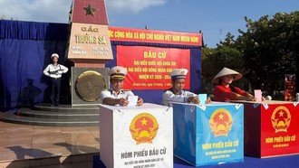Cử tri đặc khu Trường Sa bỏ phiếu bầu cử Đại biểu Quốc hội khóa XVI và Đại biểu Hội đồng nhân dân các cấp nhiệm kỳ 2026 - 2031. Ảnh: TTXVN phát