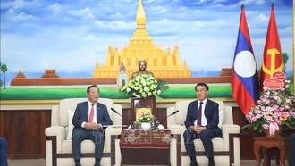 Trưởng ban Đối ngoại Lào Bounleua Phandanouvong tiếp Đại sứ Nguyễn Minh Tâm đến chúc mừng nhân dịp Kỷ niệm 71 năm Ngày thành lập Đảng Nhân dân cách mạng Lào. Ảnh: Xuân Tú/TTXVN