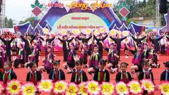 Chương trình văn nghệ của người Dao Thanh Y. 