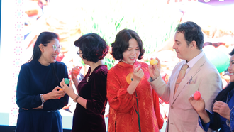 Khách mời tại buổi lễ tham gia Trò chơi “đập trứng”Ảnh: “Thể thao & Văn hóa”