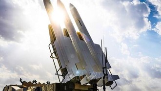 Hệ thống tên lửa phòng không Sevvom-e Khordad được giới thiệu trong cuộc duyệt binh thường niên của các lực lượng vũ trang Iran ở Tehran năm 2022. Ảnh tư liệu: IRNA