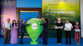 Đại biểu tham quan triển lãm "Gieo xanh nơi đỉnh mây". 