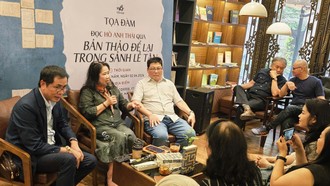 Nhà thơ Hữu Việt, nhà văn Nguyễn Thị Thu Huệ và nhà phê bình Phạm Xuân Thạch tại sự kiện rá mắt tiểu thuyết mới của nhà văn Hồ Anh Thái. Ảnh: Ngày Nay