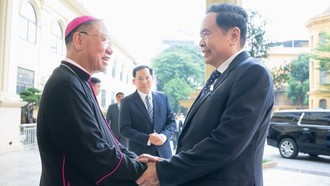 Chủ tịch Quốc hội Trần Thanh Mẫn tặng quà Tổng giáo phận Hà Nội 