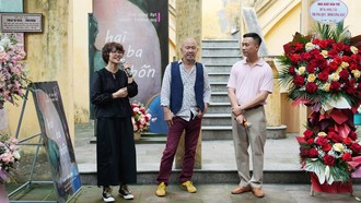 Nhà văn Đỗ Bích Thúy; nhà điêu khắc, họa sĩ Đinh Công Đạt; nhà văn, họa sĩ Nguyễn Trương Quý tại buổi khai mạc triển lãm Hai Ba Bốn...