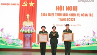 Đạo diễn Đặng Thái Huyền nhận Huân chương Lao động hạng ba. Ảnh: Điện ảnh Quân đội nhân dân