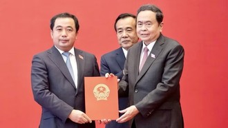 Chủ tịch Quốc hội Trần Thanh Mẫn trao Nghị quyết của Ủy ban Thường vụ Quốc hội phê chuẩn kết quả bầu đồng chí Trần Đức Thắng, Bí thư Thành ủy Hà Nội giữ chức Trưởng Đoàn ĐBQH TP. Hà Nội.