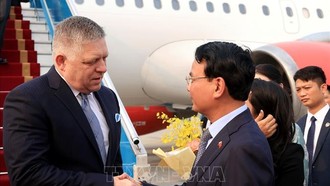Bộ trưởng, Chủ nhiệm Văn phòng Chính phủ Đặng Xuân Phong đón Thủ tướng Slovakia Robert Fico tại Sân bay quốc tế Nội Bài. Ảnh: Tuấn Anh/TTXVN