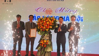 Đại diện Bảo tàng Hà Nội nhận quyết định trở thành điểm du lịch cấp thành phố. Ảnh: BTHN