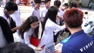 Học sinh trường THPT Thủ Đức (TP.HCM) hào hứng đăng ký trải nghiệm xe máy điện VinFast.