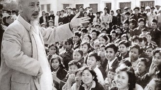 Chủ tịch Hồ Chí Minh nói chuyện với học sinh Trường Nghệ thuật sân khấu Trung ương ở Khu Văn công Mai Dịch, Hà Nội. Ảnh tư liệu