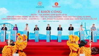 Chủ tịch Quốc hội Trần Thanh Mẫn và đại biểu thực hiện nghi thức phát lệnh khởi công Dự án trục không gian Quốc lộ 1A. 