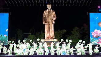 Chương trình nghệ thuật “Sen khởi tân khí” được dàn dựng theo hình thức bán thực cảnh quy mô lớn do Sở Văn hóa, Thể thao và Du lịch Nghệ An phối hợp với Sở Văn hóa và Thể thao, Nhà hát Kịch Thành phố Hồ Chí Minh thực hiện. 