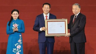 Tổng Bí thư, Chủ tịch nước Tô Lâm trao Huân chương Lao động hạng Nhất tặng thành phố Đồng Nai. Ảnh: Thống Nhất/TTXVN